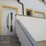 Mia *